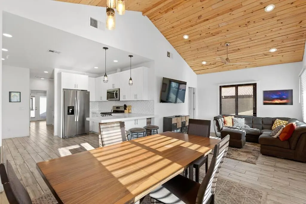Hummingbird Harmony House With Bbq And Hot Tub In Downtown Phoenix